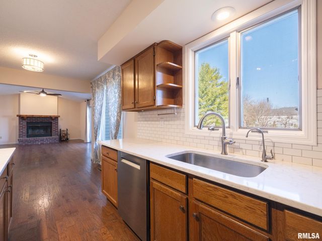 6410 N TAMMARACK Lane, Peoria, IL 61615