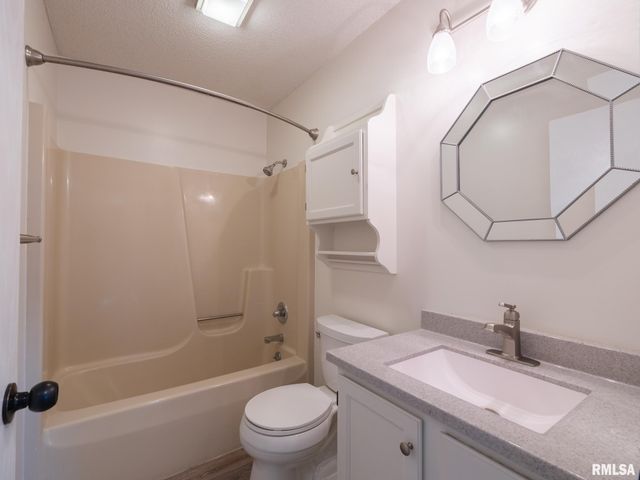 6410 N TAMMARACK Lane, Peoria, IL 61615