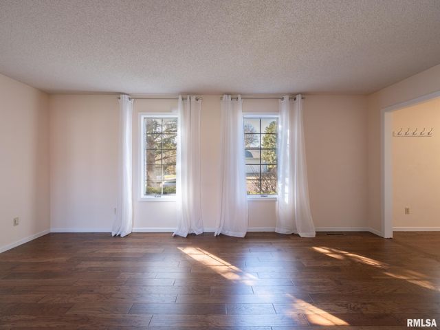 6410 N TAMMARACK Lane, Peoria, IL 61615