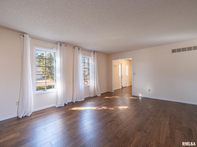 6410 N TAMMARACK Lane, Peoria, IL 61615