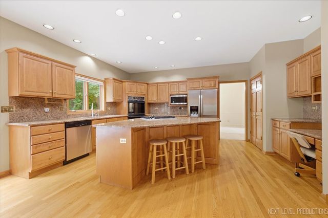 1002 Thoroughbred Circle, St. Charles, IL 60174
