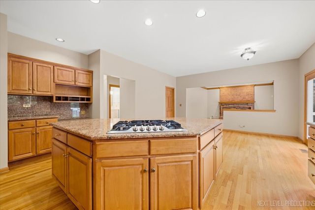 1002 Thoroughbred Circle, St. Charles, IL 60174