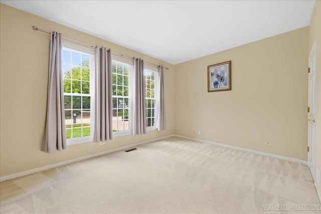 1002 Thoroughbred Circle, St. Charles, IL 60174