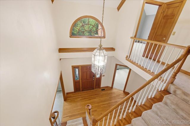 1002 Thoroughbred Circle, St. Charles, IL 60174