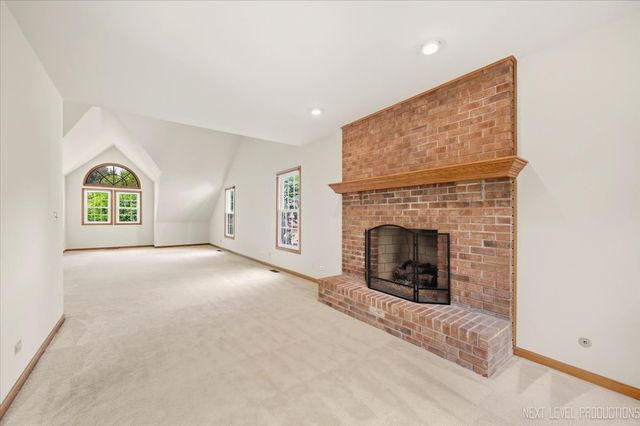 1002 Thoroughbred Circle, St. Charles, IL 60174