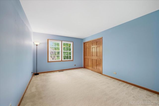 1002 Thoroughbred Circle, St. Charles, IL 60174