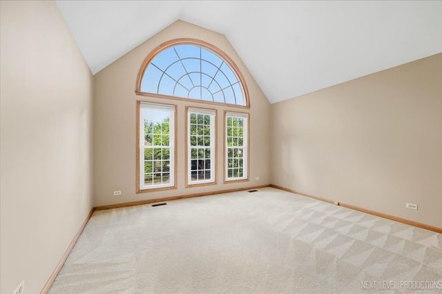 1002 Thoroughbred Circle, St. Charles, IL 60174