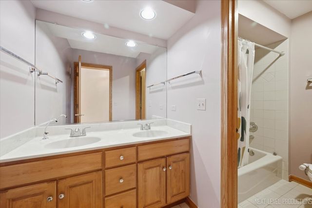 1002 Thoroughbred Circle, St. Charles, IL 60174