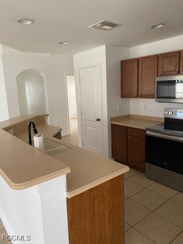 3519 NE 12th PL, Cape Coral, FL 33909