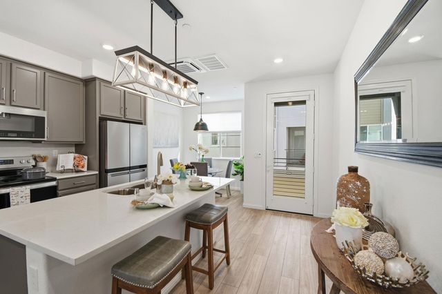 2878 Derbyline Ln, Alameda, CA 94501