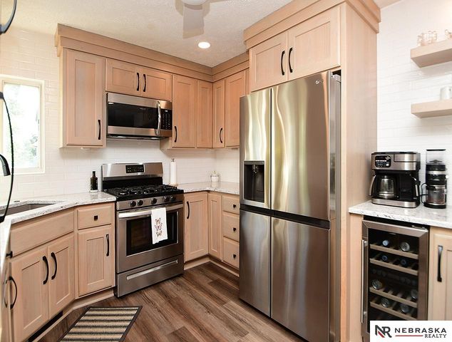 16332 Erskine Street, Omaha, NE 68116
