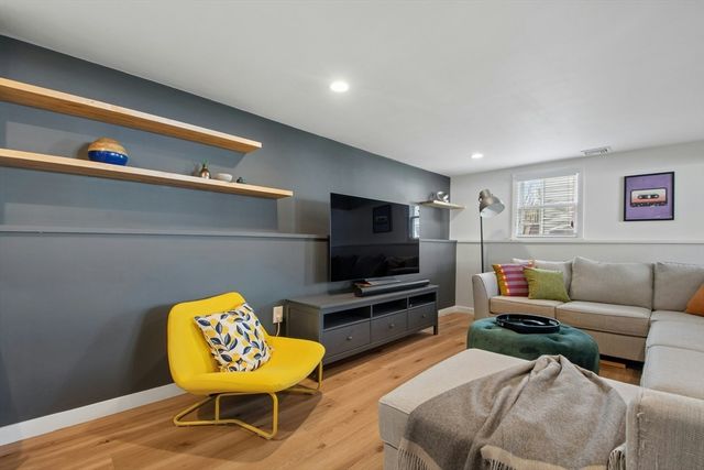 10 Cedarcrest Cir, Boston, MA 02132