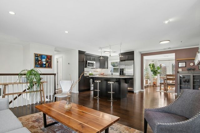 10 Cedarcrest Cir, Boston, MA 02132