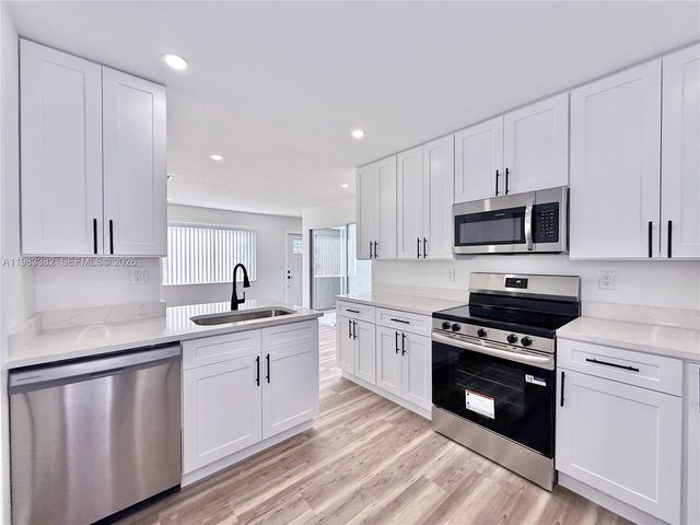 5028 NW 6th St, Delray Beach, FL 33445