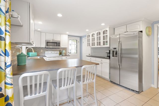 23 Leach Ln, Natick, MA 01760