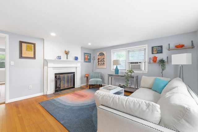 23 Leach Ln, Natick, MA 01760