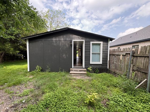 813 S Smith Street, Ennis, TX 75119