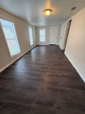 813 S Smith Street, Ennis, TX 75119