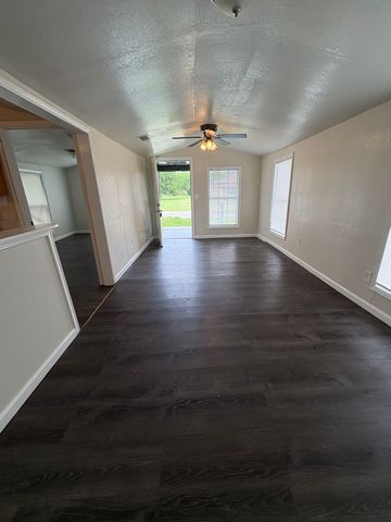 813 S Smith Street, Ennis, TX 75119