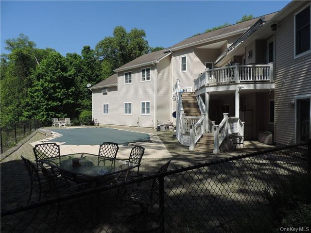 49 Woodcrest Drive, Hopewell Junction, NY 12533