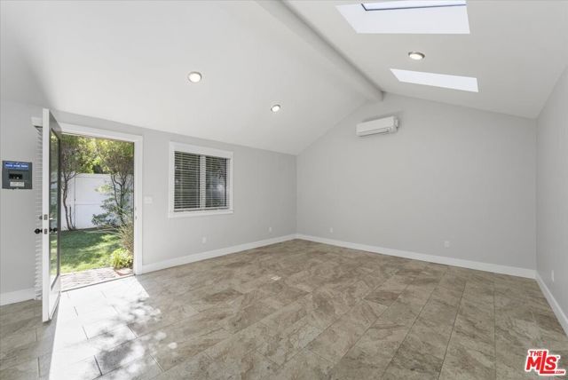 645 N Sierra Bonita Avenue, Los Angeles, CA 90036