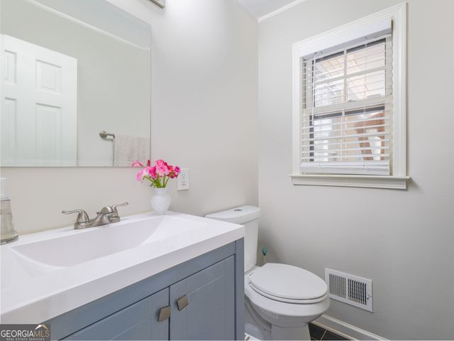 945 E Riverbend Drive SW, Lilburn, GA 30047