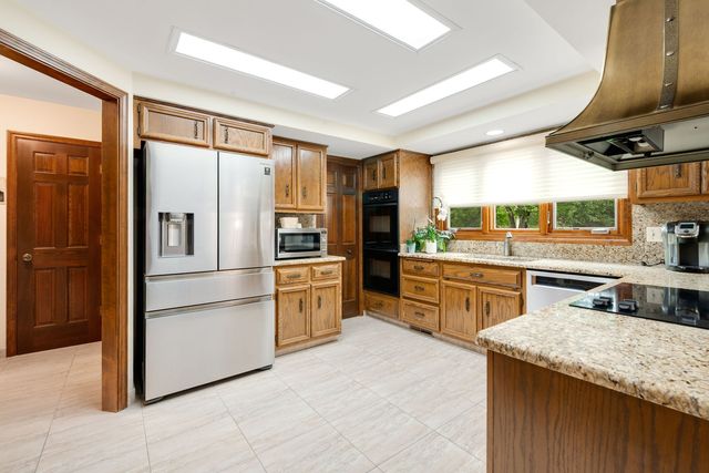 521 Forest Mews Drive, Oak Brook, IL 60523