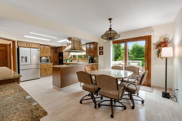 521 Forest Mews Drive, Oak Brook, IL 60523