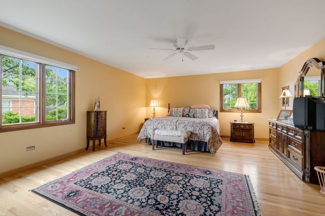 521 Forest Mews Drive, Oak Brook, IL 60523