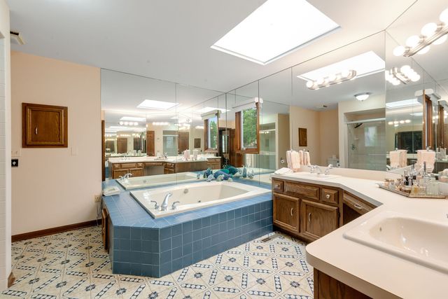 521 Forest Mews Drive, Oak Brook, IL 60523