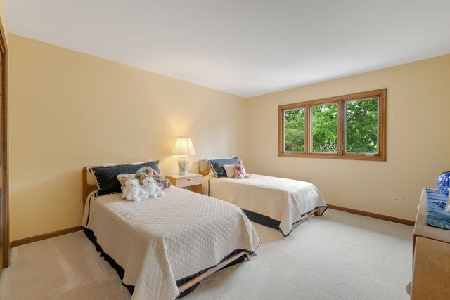 521 Forest Mews Drive, Oak Brook, IL 60523