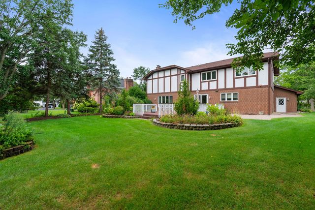 521 Forest Mews Drive, Oak Brook, IL 60523