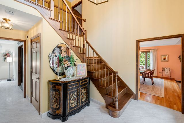 521 Forest Mews Drive, Oak Brook, IL 60523