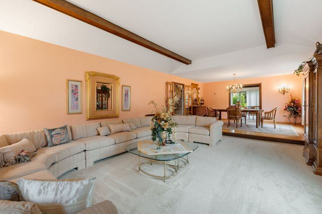 521 Forest Mews Drive, Oak Brook, IL 60523