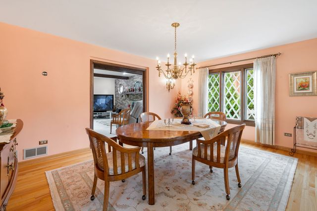 521 Forest Mews Drive, Oak Brook, IL 60523