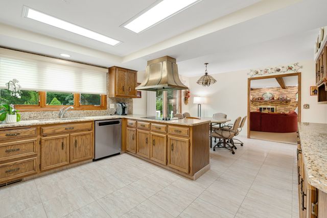 521 Forest Mews Drive, Oak Brook, IL 60523
