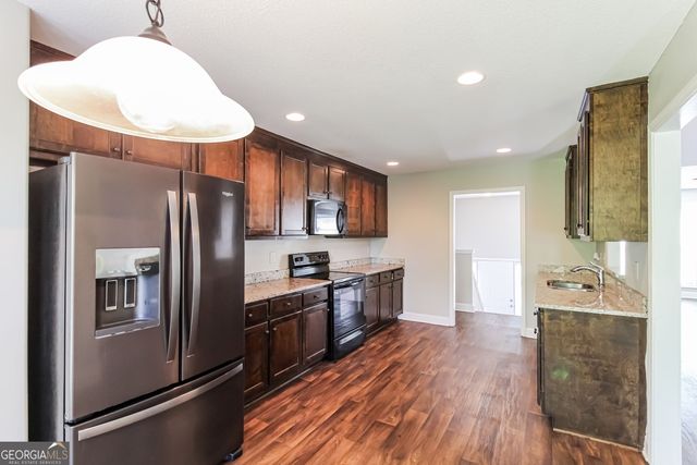 1928 Paynes Point, Winder, GA 30680