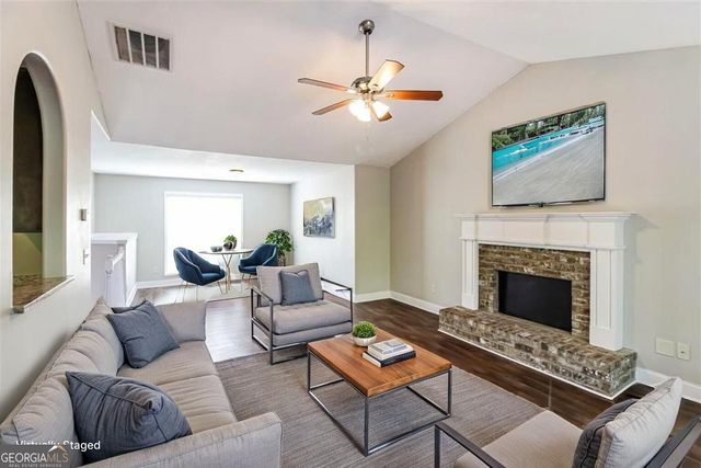 1928 Paynes Point, Winder, GA 30680