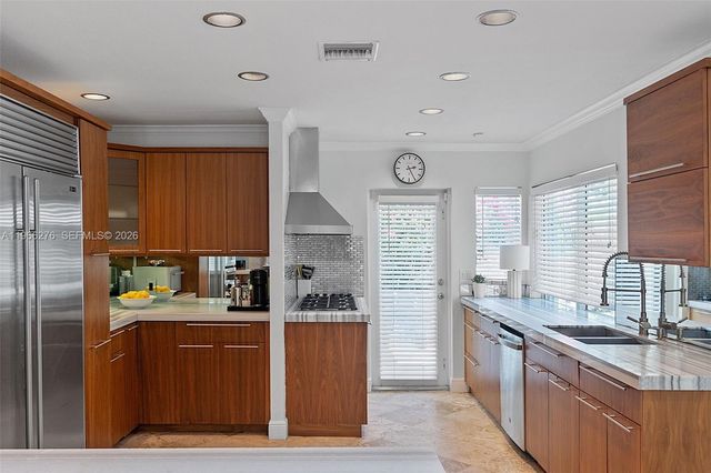 5830 Pine Tree Dr, Miami Beach, FL 33140