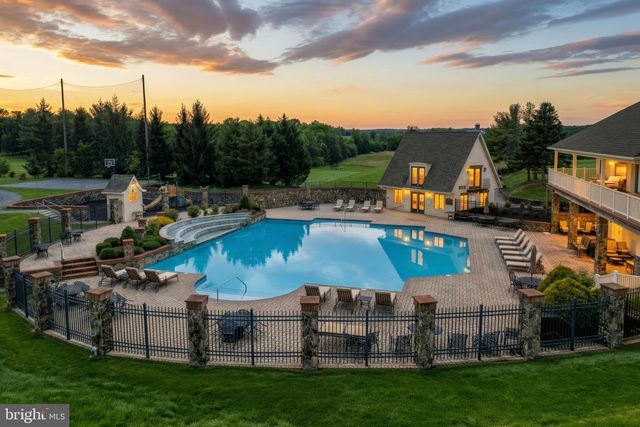 221 SAVANNAH DR, Gettysburg, PA 17325