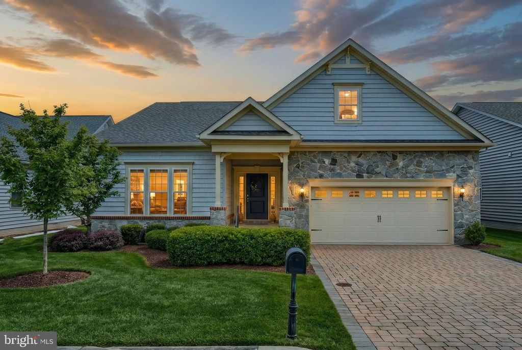 221 SAVANNAH DR, Gettysburg, PA 17325