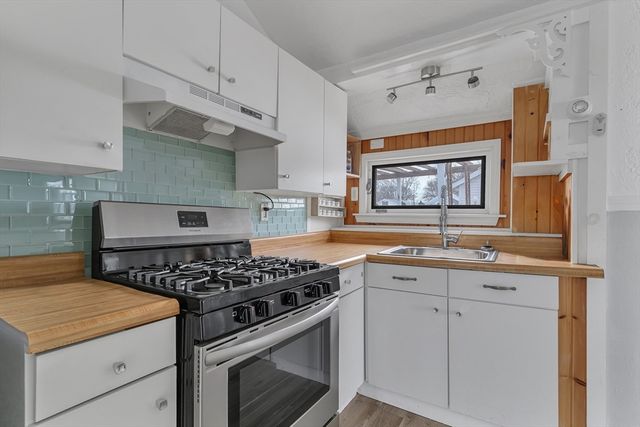 10-R Barnes St, Wareham, MA 02571