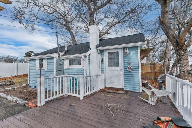 10-R Barnes St, Wareham, MA 02571