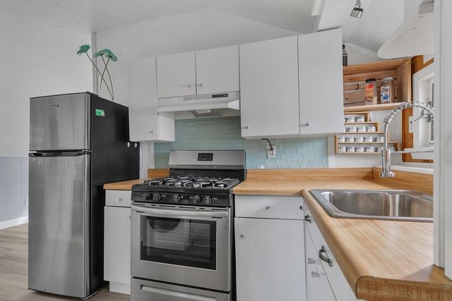 10-R Barnes St, Wareham, MA 02571