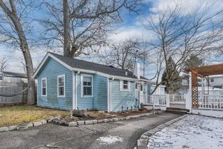 10-R Barnes St, Wareham, MA 02571