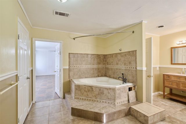 203 Paul Knox Street, Huntsville, TX 77320