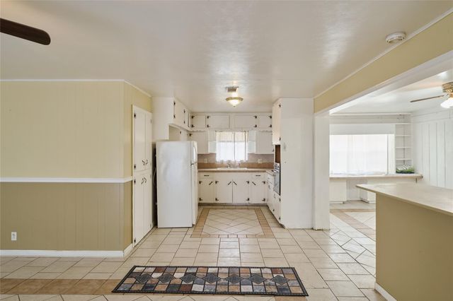 203 Paul Knox Street, Huntsville, TX 77320