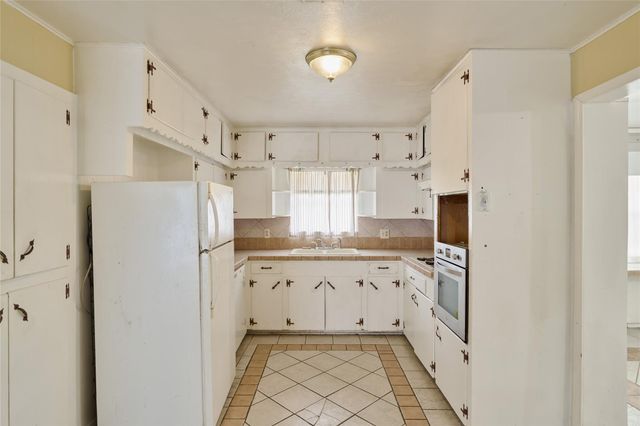 203 Paul Knox Street, Huntsville, TX 77320