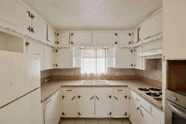 203 Paul Knox Street, Huntsville, TX 77320