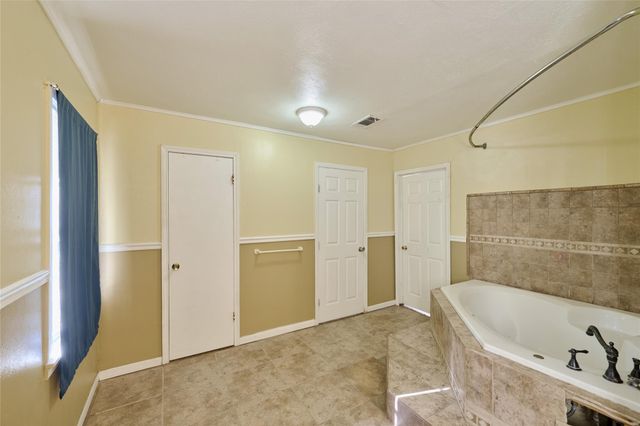 203 Paul Knox Street, Huntsville, TX 77320